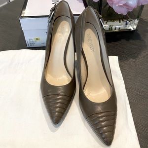 Nine West Genuine leather pumps. Grey.  EUC